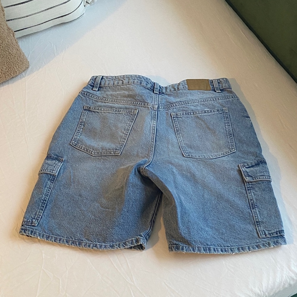 Cotton On Women’s Super Baggy Cargo Denim Jort - Picture 3 of 3